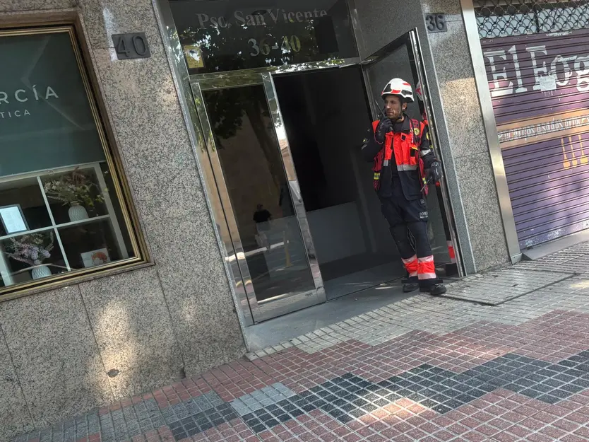 Bomberos En Una Actuación En El Paseo De San Vicente2