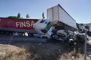 Un fallecido en un accidente entre dos camiones y dos turismos en la A-62, en sentido Salamanca. Ical