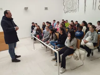 David Mingo recibe en el Ayuntamiento de Santa Marta a alumnos del Colegio Martín Gaite