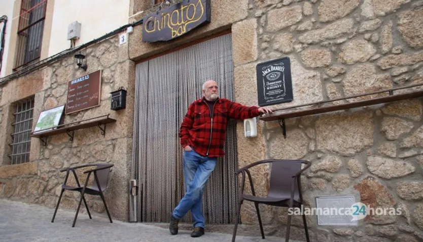 Manolo Chinato a la puerta de su bar en Puerto de Béjar