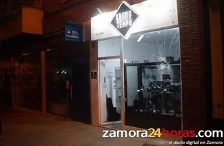 Intentan romper el escaparate de una relojería en la calle Amargura