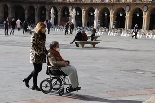 Gente paseando por la calle en invierno | Foto Andrea