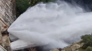 Suelta de caudal desde la presa de Almendra sobre el río Tormes