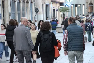 Gente paseando por las calles de Salamanca