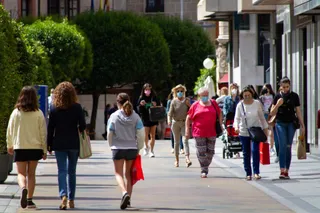 Gente paseando por la calle | EP
