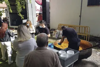 Rágama recupera las comidas de hermandad como una caldereta popular en la chopera