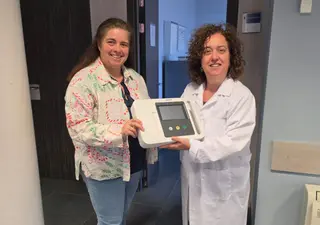 La alcaldesa, María Teresa García, entrega uno de los dos electrocardiógrafos 