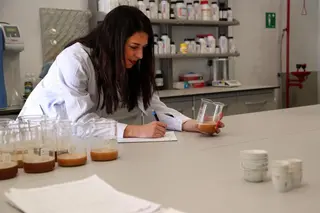 Las mujeres con estudios superiores ganan 9500euros menos que los hombres