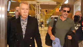 Marcos García Montes junto a Rodolfo Sancho en el Aeropuerto de Barajas. Foto: Europa Press