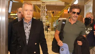Marcos García Montes junto a Rodolfo Sancho en el Aeropuerto de Barajas. Foto: Europa Press