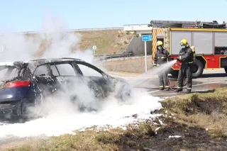 El fuego calcina un coche en la A-50 a la altura de Encinas de Abajo