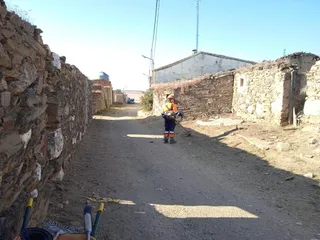 Un operario de Alba desbroza las calles de Palomares de Alba. Imagen Ayto. Alba