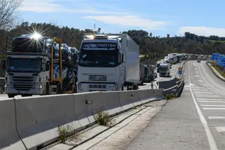 Archivo - La UE adopta las nuevas reglas para reducir un 90% las emisiones de camiones y autobuses para 2040. - Glòria Sánchez - Europa Press - Archivo