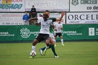 Liam pugna en una acción ante Adri Cruz / FOTO SALAMANCA CF UDS