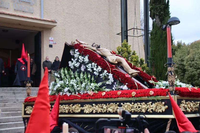 El Cristo de la Vela y Nuestra Señora del Silencio saluda a los fieles en la Iglesia de Jesús Obrero en Salamanca en la Semana Santa de Salamanca 2024