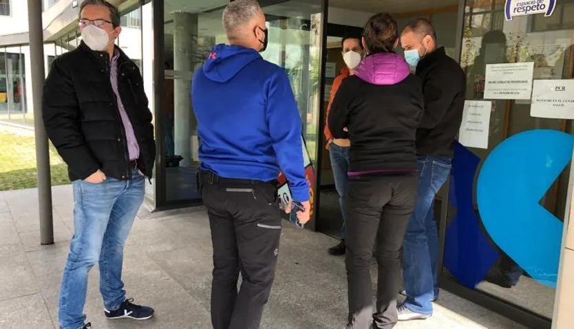 Agentes de la Policía Local de paisano esperando su turno