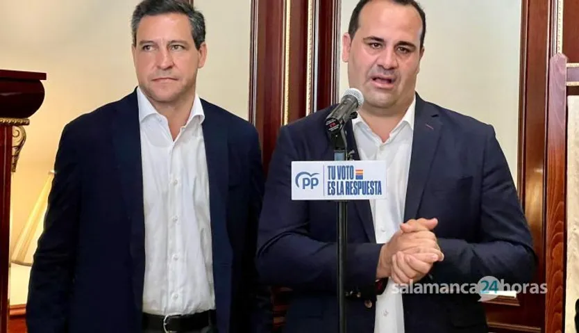 El secretario general del PP de Salamanca, David Mingo y el candidato al Parlamento Europeo, Raúl de la Hoz antes de mantener un encuentro con representantes de la industria del Español