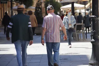 Personas paseando por Salamanca