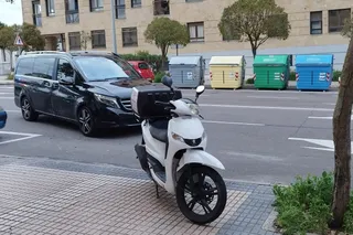 Choque entre una furgoneta y una moto. Foto Andrea M.