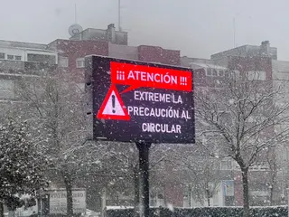 La nieve anega carreteras y tiñe de blanco Salamanca capital y provincia: imágenes de la nevada de este 28 de enero | Patricia Hernández