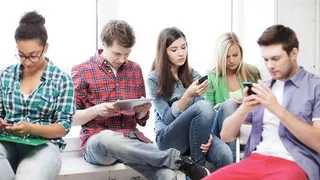 Así son los trabajadores de la generación Z que buscan empleo a través de app y chat