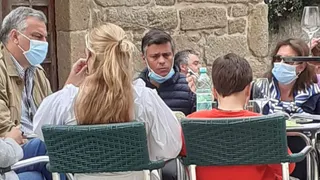 Pillan a Leopoldo López, opositor venezolano, saltándose el confinamiento y comiendo en el pueblo de Sito Miñanco