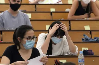 Jóvenes realizan un examen en la facultad de Medicina
