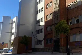 Cables en la calle Crisantemos