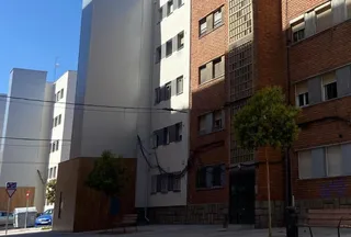 Cables en la calle Crisantemos