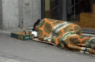 Indigente durmiendo en la calle. Foto EP