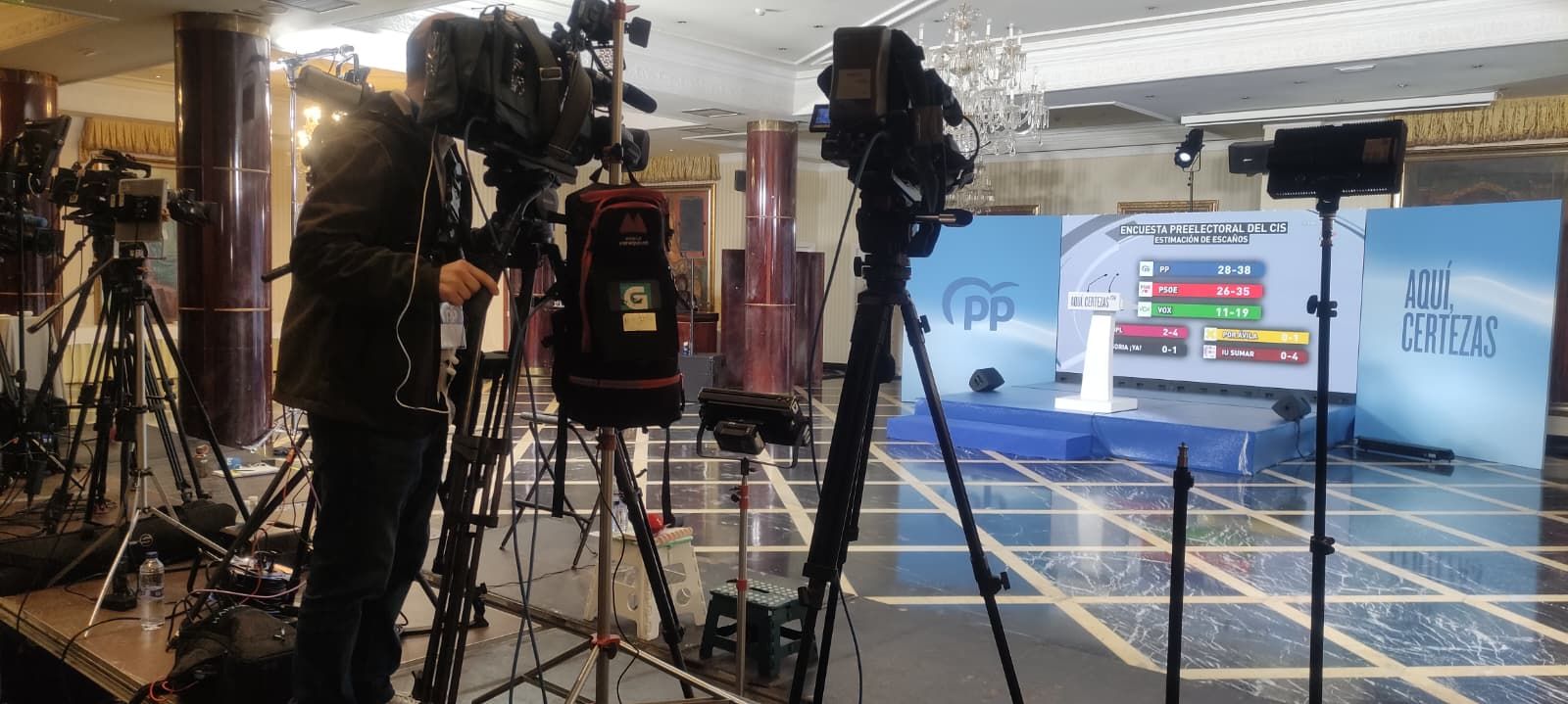 Medios de comunicación realizan la cobertura del seguimiento electoral de Alfonso Fernández Mañueco