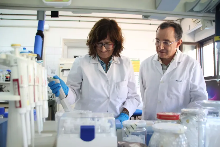 Ricardo Pérez y Rocío, investigadores del IRNASA que trabaja en el suministro de test que permitan la detección de garrapatas en granjas de cerdos