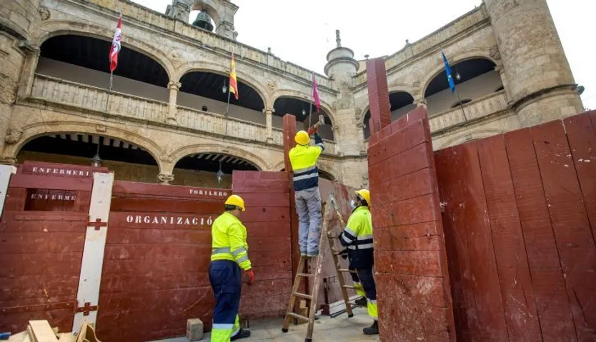 Operarios del Ayuntamiento de Ciudad Rodrigo comienzan el montaje en la Plaza Mayor para el Carnaval del Toro. Foto ICAL
