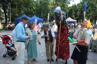 Carlos García Carbayo visita las actividades del Día Municipal de los Mayores