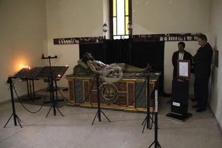 Tradicional besapiés al Cristo de la Liberación en el cementerio