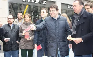 El alcalde y Nuevas Generaciones reparten constituciones en la Plaza del Liceo