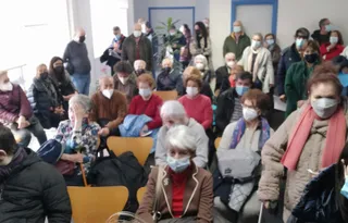 Pacientes en la sala de espera de la segunda planta del Hospital Virgen de la Vega