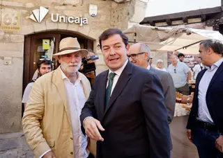 El presidente de la Junta de Castilla y León junto al cocinero José Andrés, en La Alberca | ICAL/ SUSANA MARTÍN