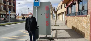 El concejal Jesús Hernández junto a la parada del autobús en Santa Marta
