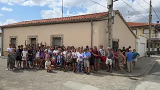 Vecinos de Garcihernández que han ayudado a desokupar una vivienda