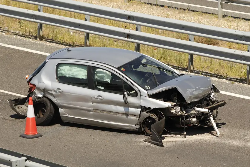 Un coche da varias vueltas de campana en la A-50, en el término municipal de Cordovilla