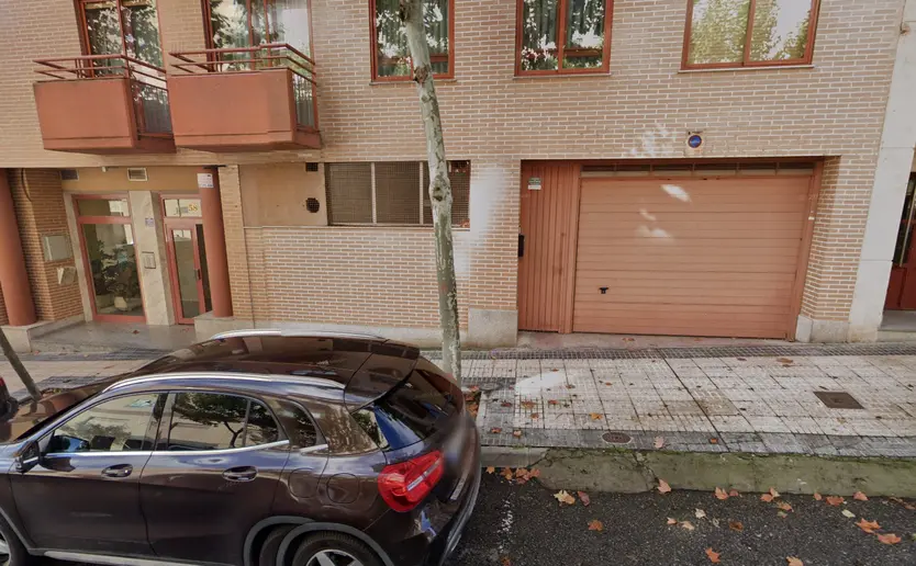 Entrada a la plaza de garaje situada en la calle Oropenda que se encunetra en subasta
