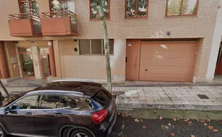 Entrada a la plaza de garaje situada en la calle Oropenda que se encunetra en subasta