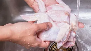 Lavar pollo