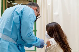 La Junta aplaza la vacunación de 3.800 profesionales menores de 55 años de los centros educativos de Salamanca por la suspensión del uso de AstraZeneca