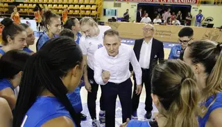 Íñiguez hace piña con sus jugadoras tras un partido | FOTO SALAMANCA24HORAS.COM
