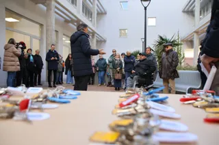 El alcalde de Salamanca, Carlos García Carbayo, entrega las llaves de la nueva promoción de viviendas protegidas en alquiler en Capuchinos | Andrea Mateos