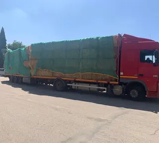 Camión de forraje para el ganado en San Felices