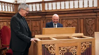 El Rector de la Universidad Pontificia de Salamanca, Santiago García-Jalón de la Lama, y el director del Coro Tomás Luis de Victoria, Francisco José Udaondo Puerto | UPSA
