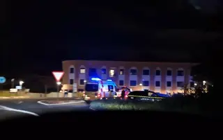 Un vehículo volcado en la N-620, en Castellanos de Moriscos, ambulancia y Guardia Civil de Tráfico